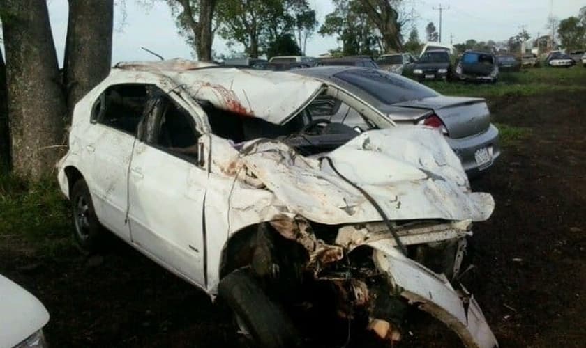 Com o impacto do atropelamento, carro ficou desgovernado e desceu um barranco às margens da BR-277