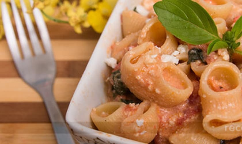 Macarrão Pipe Rigate ao Molho Caprese de Ricota