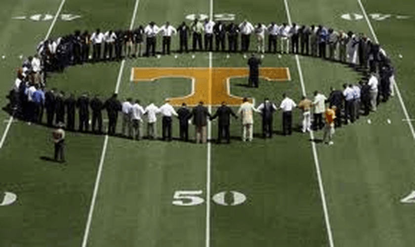 Apesar de exigências de grupos ateístas, universidade dos EUA mantém oração tradicional