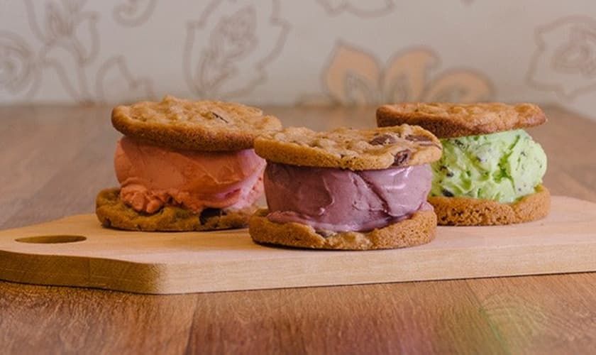 Sanduíche de sorvete e cookies