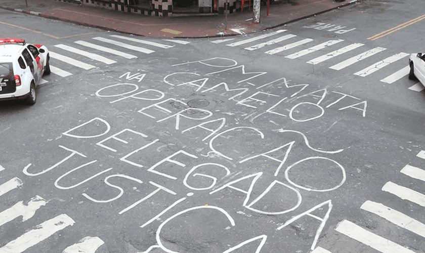 Pichação em cruzamento lembra morte de camelô