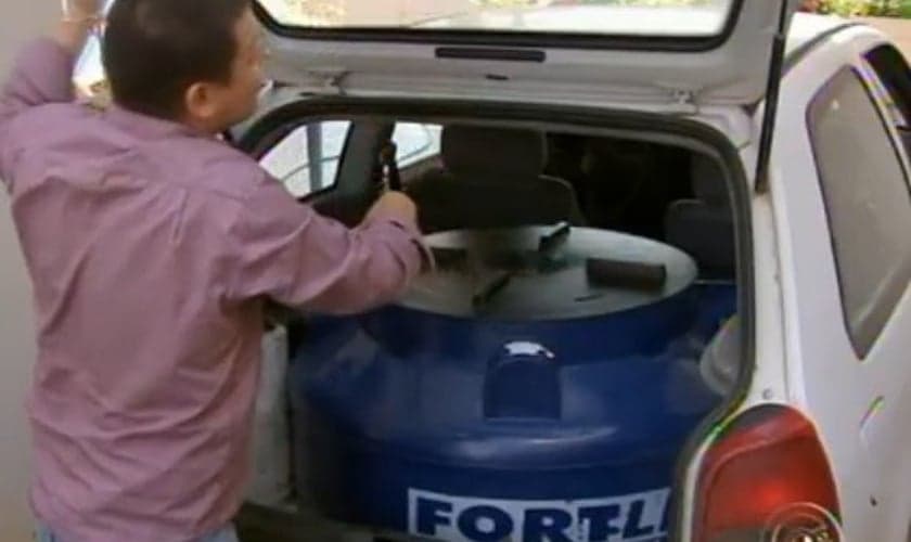 Morador usa água pra consumo próprio e pra ajudar em emergências