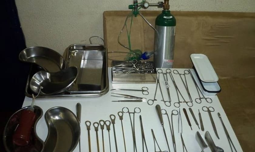 Material apreendido em clínica de aborto fechada em Duque de Caxias em março do ano passado: casos deste tipo de procedimanto chegaram a 67 mil em 2013