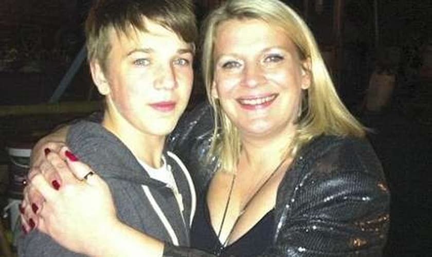 Em foto, James Goodship, 17, posa ao lado de sua mãe, Melanie, 40 anos
