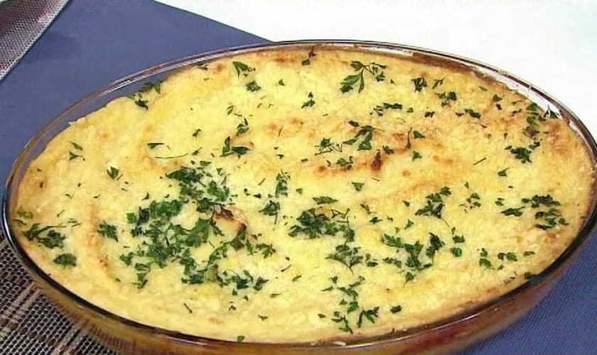 Escondidinho de mandioca e calabresa