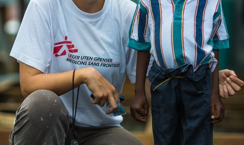 A psicóloga norueguesa Ane com o menino Patrick, de quem ela cuidou enquanto esteve na Libéria