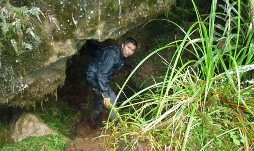 Integrante de equipe de resgate é visto na entrada da caverna onde o explorador espanhol Cecilio Lopez está preso há sete dias no Peru