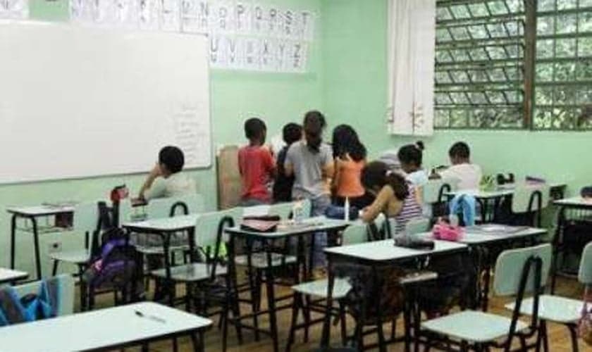 No Brasil, professores driblam baixos salários e falta de infraestrutura na tentativa de oferecer um bom ensino.