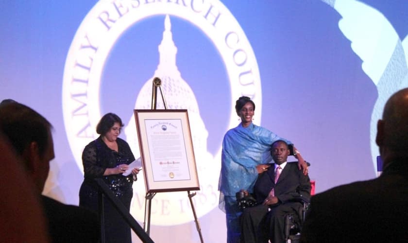 Sudanesa Meriam Ibrahim incetiva esposa de Saeed Abedini a não desistir: "Seja forte"