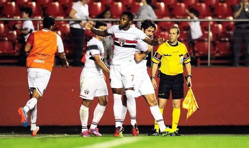 Michel Bastos comemora gol marcado no segundo tempo da partida
