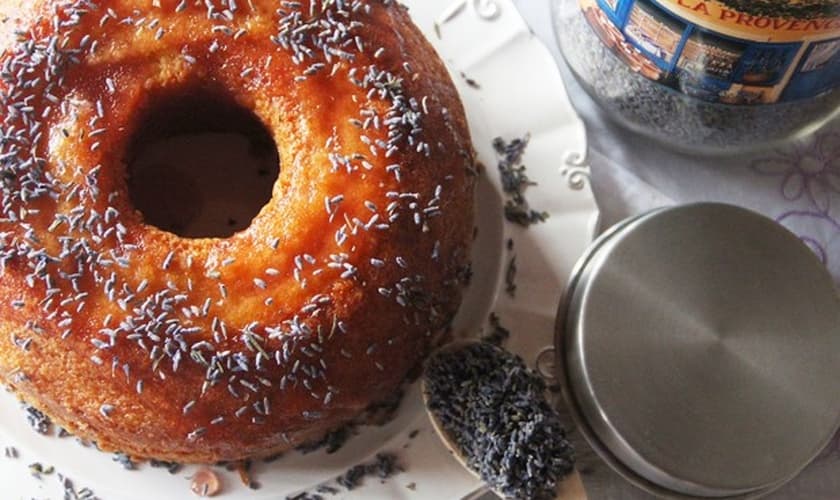 Bolo perfumado de lavanda