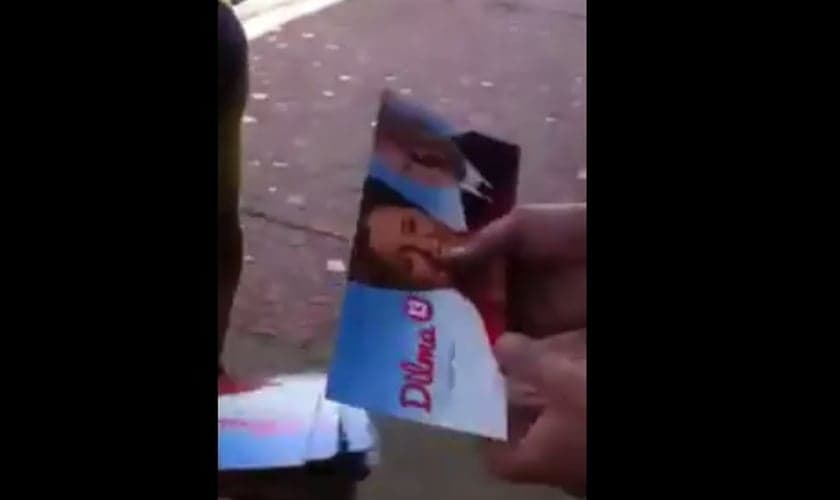 Video flagra funcionário dos Correios entregando pafletos de Dilma Rousseff; veja