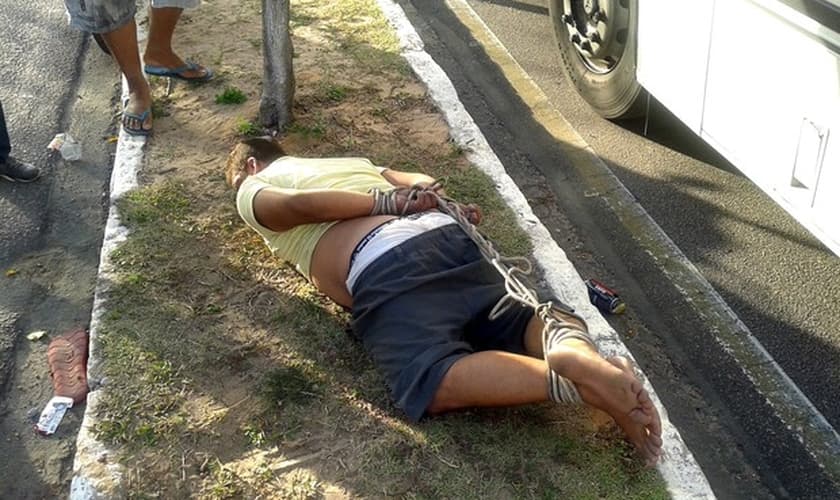 Homem foi amarrado em meio ao canteiro central da Avenida Abel Cabral, no bairro de Nova Parnamirim