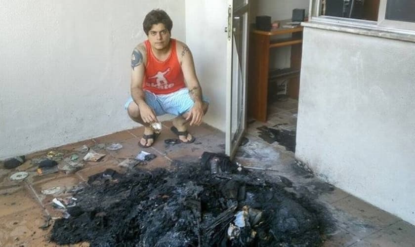 Jacob mostra seu apartamento destruído após ataque da ex