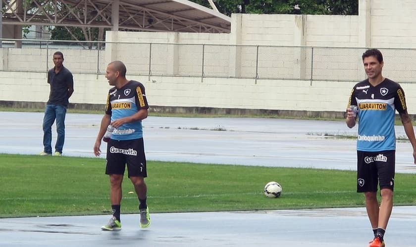 Emerson e Bolivar deixam o campo após conversa com Gottardo
