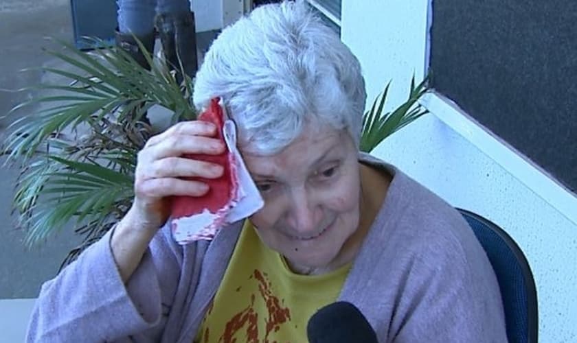 Idosa escorrega em santinhos e fica ferida