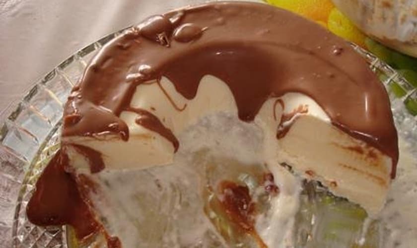 Sorvete de Maria-mole com ganache de chocolate