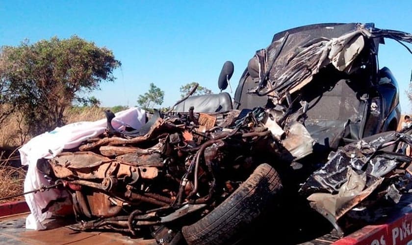 Família estava em carro que ficou destruído no oeste da Bahia