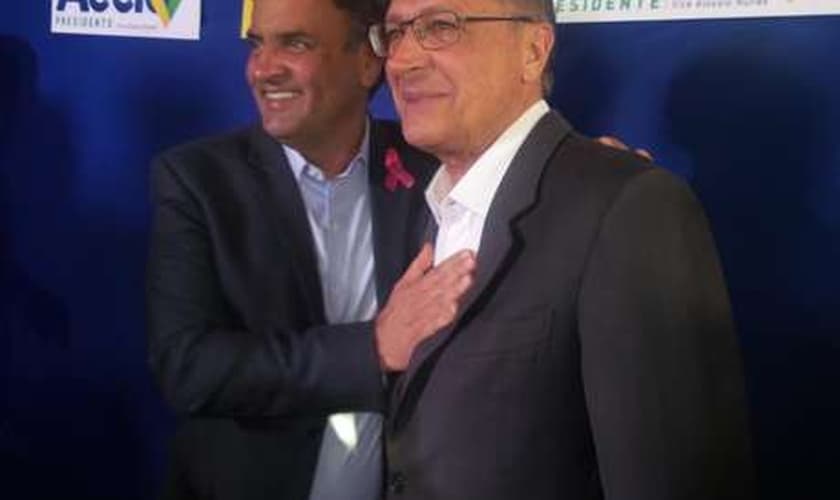 Ao lado de Aécio Neves, Alckmin voltou a negar que falte água ou que será implementado racionamento em São Paulo