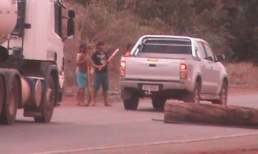 Índios bloqueiam a MT- 170, que liga os municípios de Juína a Brasnorte (MT).