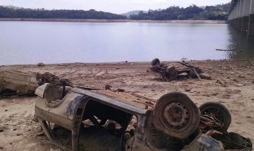 Seca revela que margens da represa do Atibainha, que integra Sistema Cantareira, servia como desmanche de carros