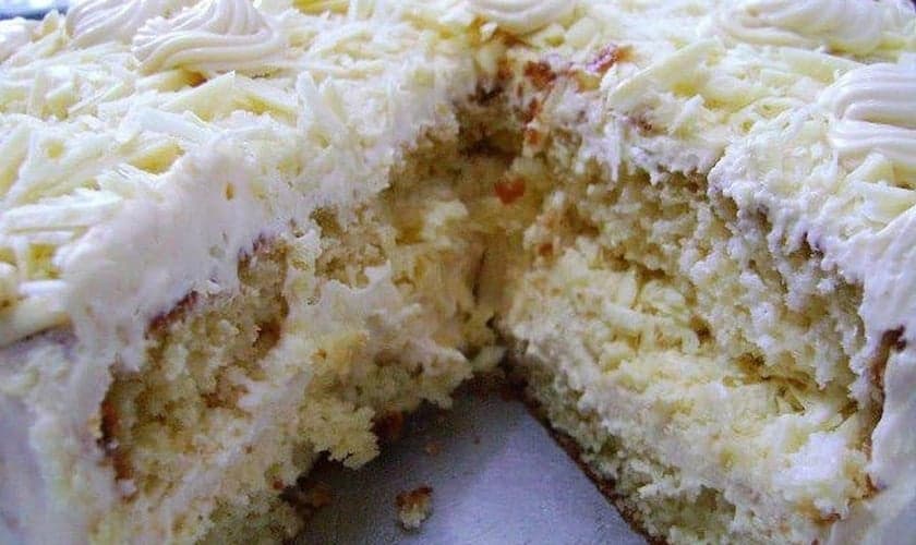 Bolo branco com recheio de chocolate branco com leite em pó