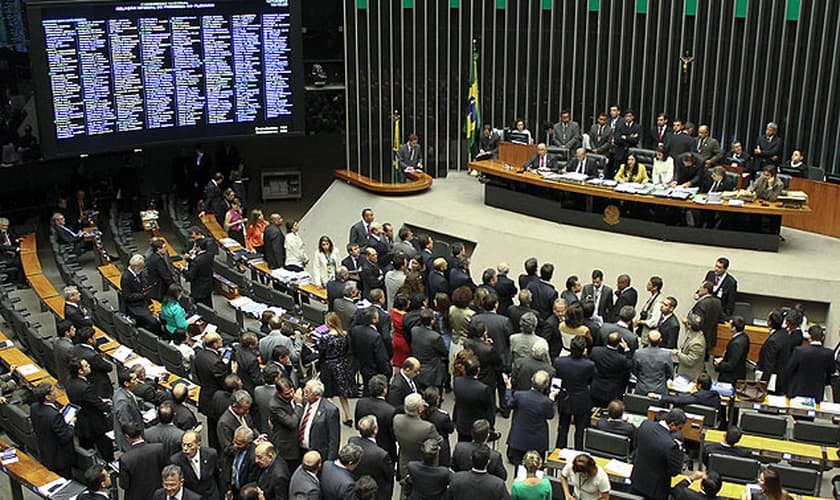 Bancada evangélica cresce tem 80 deputados federais eleitos em 2014