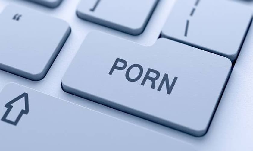 Nos EUA, pesquisa revela que quase 80% dos homens cristãos consomem pornografia