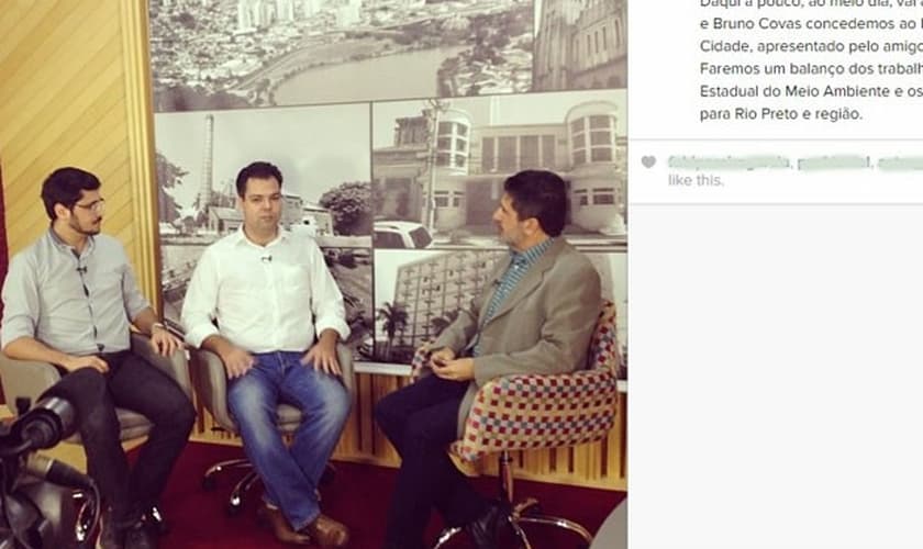 Welber (de cinza) e Covas (camisa branca) em entrevista em junho.