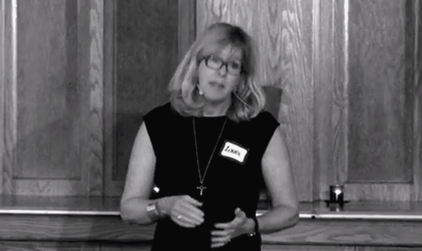 Pastora distribui cheques de 500 dólares em sua igreja e pede que