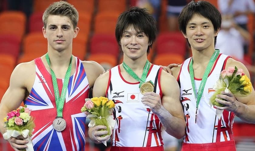 Kohei Uchimura (ao centro) conquista o quinto ouro seguido do individual geral no Mundial
