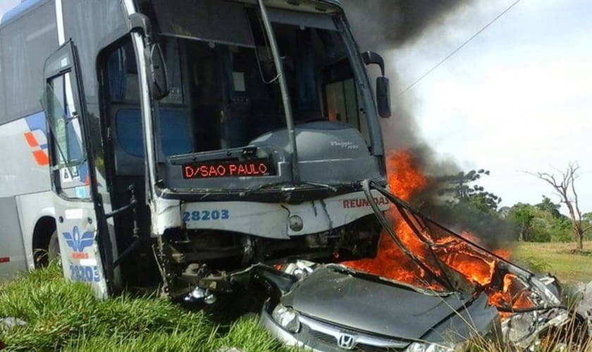 Carro explodiu após batida em ônibus de turismo