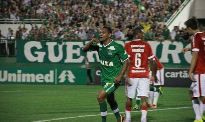 Diones comemora o primeiro dos cinco gols da goleada história da Chape sobre o Inter