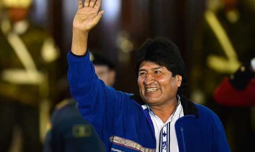 Evo Morales saúda simpatizantes que se reuniram na Plaza Murillo, após sua chegada ao Palácio Presidencial, em La Paz.