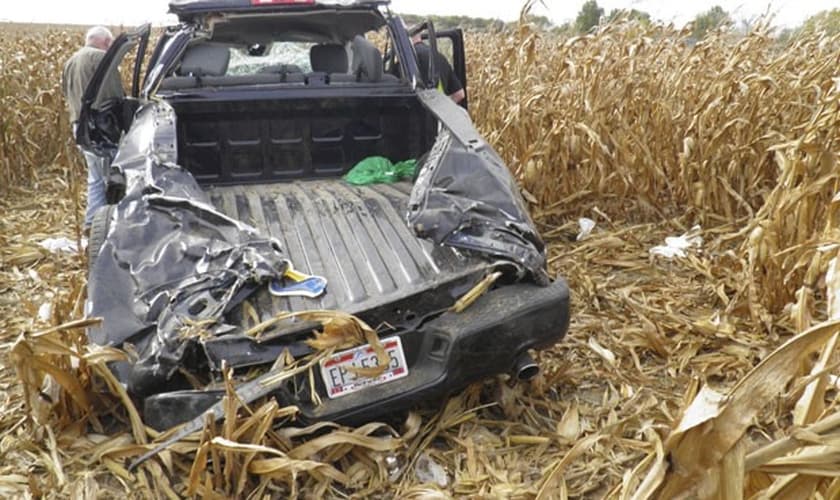 Um homem morreu horas depois de seu casamento após a caminhonete em que estava capotar nos EUA