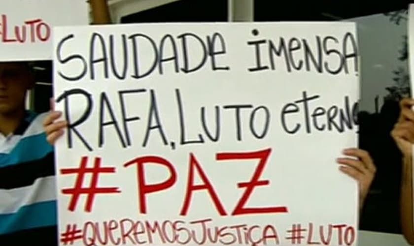 Familiares e amigos de jovem fazem protesto após confirmação da morte
