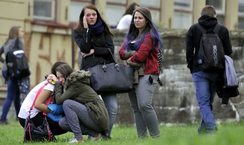 Estudantes choram depois do ataque em escola do ensino médio de cidade da República Tcheca