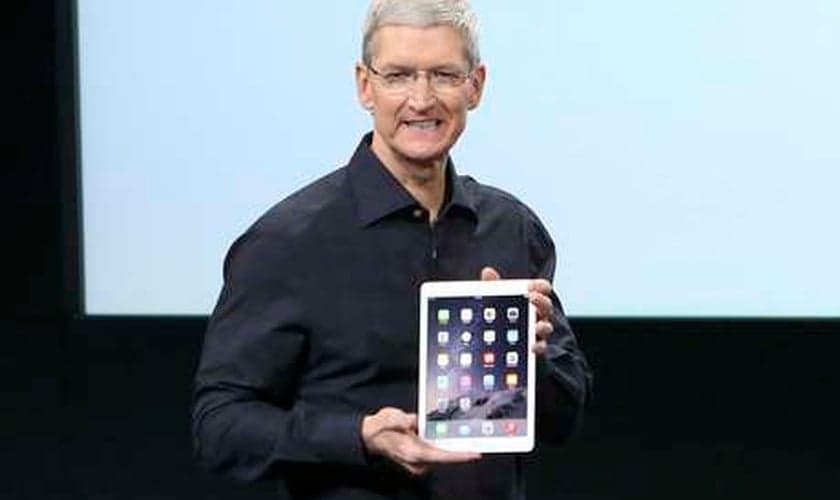 Este é o novo iPad 2. Você consegue vê-lo?, brincou Tim Cook, presidente-executivo da Apple, ao mostrar o quão fino é o tablet
