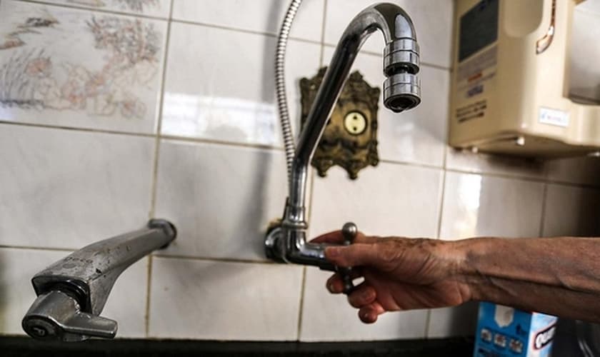 Moradores da Lapa, Zona Oeste de São Paulo (SP), relatam falta d'água nesta segunda-feira