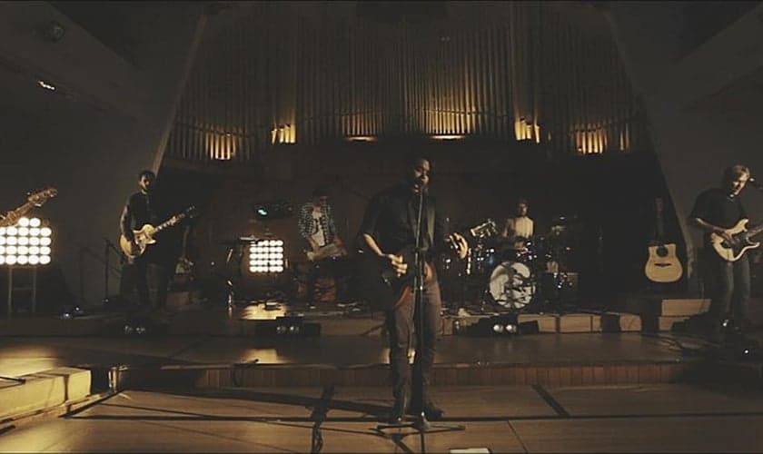 Oficina G3 lança vídeo com versão ao vivo de "Aos Pés da Cruz"; confira