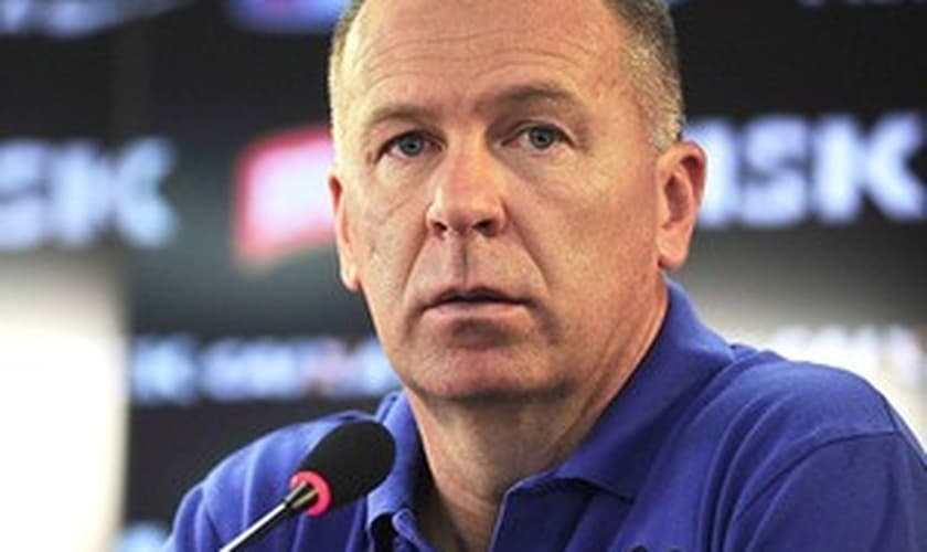 Mano Menezes durante entrevista no Corinthians