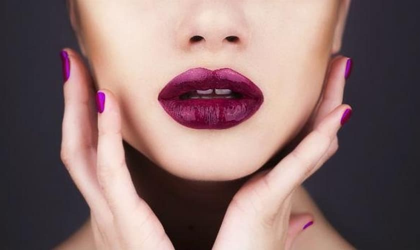 Saiba qual o tom de batom roxo ideal para o tom de pele