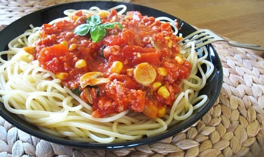 Esquentar massa é mais saudável do que comer fresca