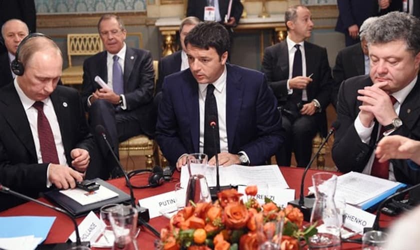 O premiê da Itália, Matteo Renzi, fala com os presidentes da Rússia, Vladimir Putin, e da Ucrânia, Petro Poroshenko, em reunião em Milão nesta sexta-feira (17)