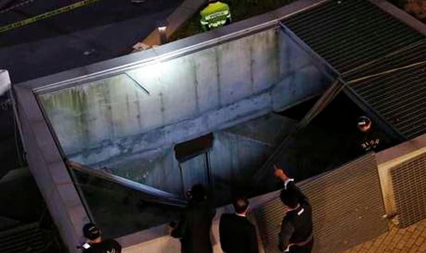 Policiais examinam local do acidente que matou 16 pessoas em Seul nesta sexta-feira