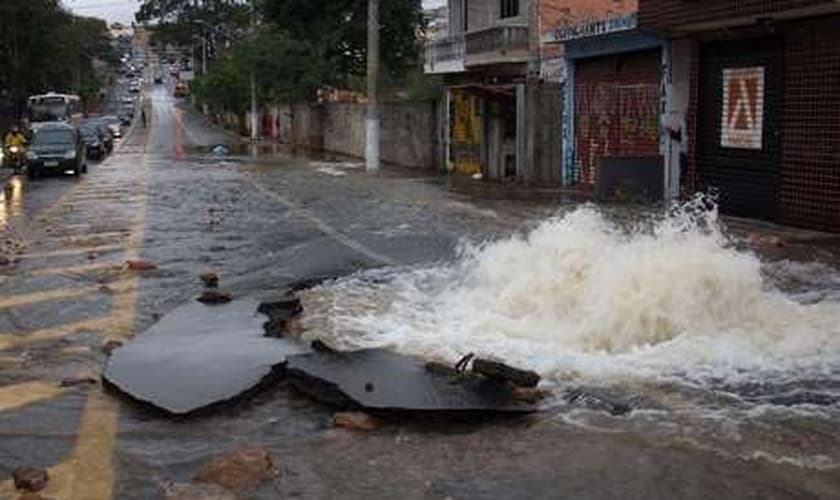 Adutora se rompeu na manhã desta terça em São Paulo