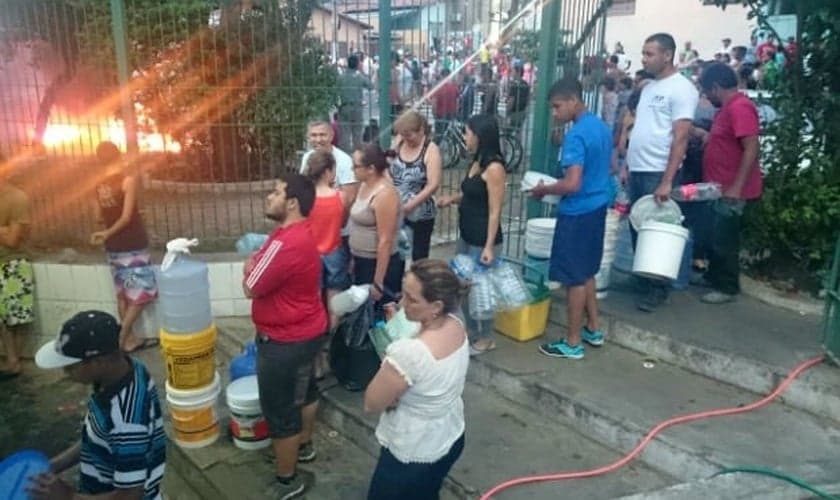 Moradores de Itu protestaram contra a falta de água levando baldes para a Câmara de Vereadores