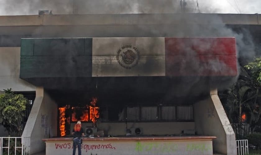 Fachada da prefeitura de Iguala, no México, após manifestantes colocarem fogo