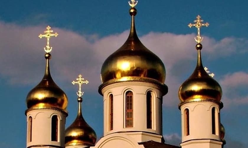 Calendário europeu traz fotos de modelos nus com elementos religiosos e gera polêmica