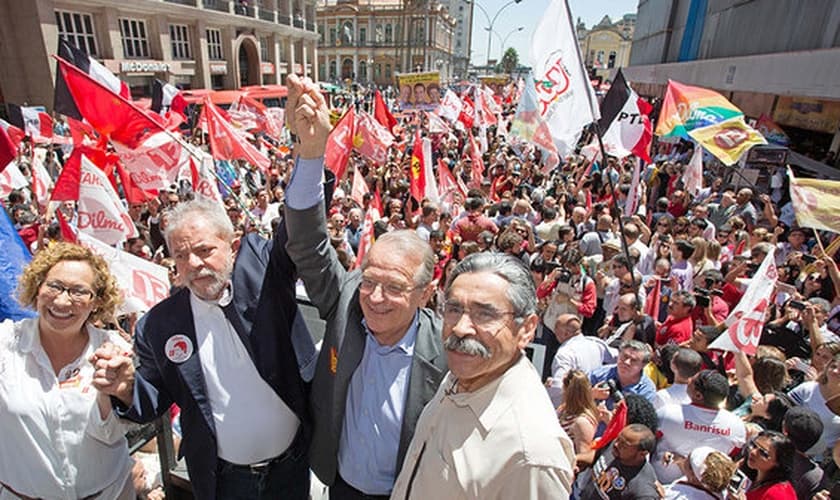 O ex-presidente Lula durante caminhada no centro de Porto Alegre, no Rio Grande do Sul, nesta quarta-feira (22)